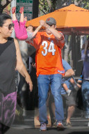 PEOPLE - Ashton Kutcher tollt mit seiner Tochter Wyatt herum