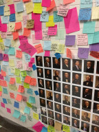 NEWS - Protest mit farbigen Postit Notitzzetteln gegen Trump in der Union Square Station
