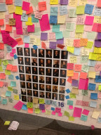 NEWS - Protest mit farbigen Postit Notitzzetteln gegen Trump in der Union Square Station
