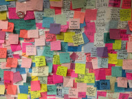 NEWS - Protest mit farbigen Postit Notitzzetteln gegen Trump in der Union Square Station
