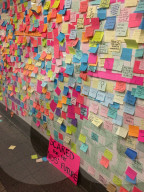 NEWS - Protest mit farbigen Postit Notitzzetteln gegen Trump in der Union Square Station