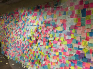 NEWS - Protest mit farbigen Postit Notitzzetteln gegen Trump in der Union Square Station