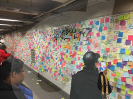 NEWS - Protest mit farbigen Postit Notitzzetteln gegen Trump in der Union Square Station