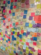 NEWS - Protest mit farbigen Postit Notitzzetteln gegen Trump in der Union Square Station