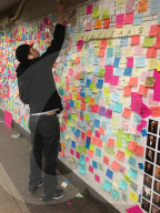 NEWS - Protest mit farbigen Postit Notitzzetteln gegen Trump in der Union Square Station