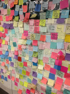 NEWS - Protest mit farbigen Postit Notitzzetteln gegen Trump in der Union Square Station