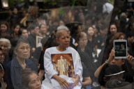 NEWS - Bangkok: Einen Monat nach seinem Tod immer noch Trauer um König Bhumibol