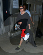 PEOPLE - Charlie Sheen trägt knallrote Baggy Shorts