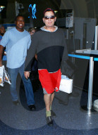 PEOPLE - Charlie Sheen trägt knallrote Baggy Shorts