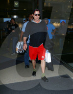 PEOPLE - Charlie Sheen trägt knallrote Baggy Shorts