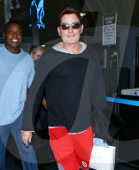 PEOPLE - Charlie Sheen trägt knallrote Baggy Shorts