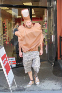 PEOPLE - Musiker Tim Commerford verkleidet als Mittelfinger als Protest gegen Trump