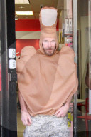 PEOPLE - Musiker Tim Commerford verkleidet als Mittelfinger als Protest gegen Trump