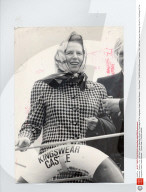 Baroness Thatcher - Pm - 1987 Mrs Thatcher Wearing A Scarf On The Bridge Of The 'kingswear Castle' Paddle Steamer.... Picture Desk ** Pkt5750-423345