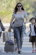 PEOPLE - Jennifer Garner zieht den Schulranzen ihrer Tochter hinter sich her