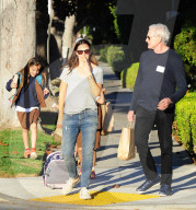 PEOPLE - Jennifer Garner zieht den Schulranzen ihrer Tochter hinter sich her