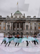 FEATURE - Synchron-Eislaufen im Somerset House in London