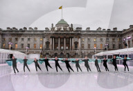 FEATURE - Synchron-Eislaufen im Somerset House in London