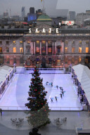 FEATURE - Synchron-Eislaufen im Somerset House in London