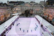 FEATURE - Synchron-Eislaufen im Somerset House in London