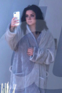 PEOPLE - Ariel Winter macht ein Selfie im Bademantel