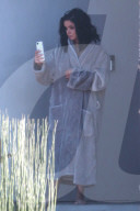 PEOPLE - Ariel Winter macht ein Selfie im Bademantel