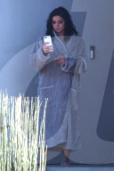 PEOPLE - Ariel Winter macht ein Selfie im Bademantel