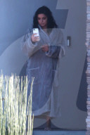 PEOPLE - Ariel Winter macht ein Selfie im Bademantel