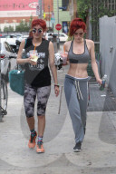 EXKLUSIV - Bella Thorne sportlich in Hollywood unterwegs