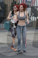 EXKLUSIV - Bella Thorne sportlich in Hollywood unterwegs