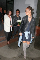 PEOPLE - Lea Michele und Cara Santana verlassen das 'Fig & Olive' Restaurant