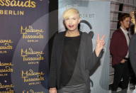 PEOPLE - Muss sich einiges gefallen lassen: Justin Bieber bei Madame Tussauds in Berlin