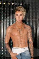 PEOPLE - Muss sich einiges gefallen lassen: Justin Bieber bei Madame Tussauds in Berlin