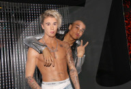 PEOPLE - Muss sich einiges gefallen lassen: Justin Bieber bei Madame Tussauds in Berlin