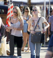 EXKLUSIV - Amber Heard und Cara Delevingne auf dem Flohmarkt in LA