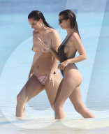 EXKLUSIV - Emily Ratajkowski badet Oben Ohne in Cancun
