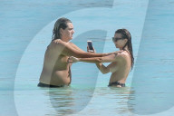 EXKLUSIV - Emily Ratajkowski badet Oben Ohne in Cancun