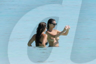 EXKLUSIV - Emily Ratajkowski badet Oben Ohne in Cancun