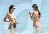 EXKLUSIV - Emily Ratajkowski badet Oben Ohne in Cancun