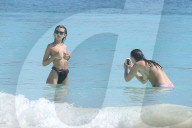 EXKLUSIV - Emily Ratajkowski badet Oben Ohne in Cancun