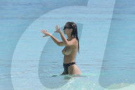EXKLUSIV - Emily Ratajkowski badet Oben Ohne in Cancun