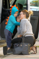 PEOPLE - Hilary Duff mit Luca in Studio City unterwegs