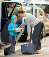 PEOPLE - Hilary Duff mit Luca in Studio City unterwegs