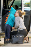 PEOPLE - Hilary Duff mit Luca in Studio City unterwegs