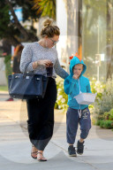 PEOPLE - Hilary Duff mit Luca in Studio City unterwegs