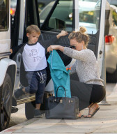 PEOPLE - Hilary Duff mit Luca in Studio City unterwegs