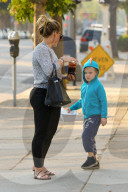 PEOPLE - Hilary Duff mit Luca in Studio City unterwegs