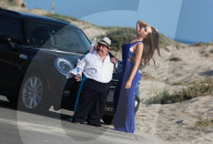 PEOPLE - Ein ungleiches Paar: Chuy Bravo und Yentiza Munoz für '138 Water' am Beach von Malibu