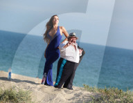 PEOPLE - Ein ungleiches Paar: Chuy Bravo und Yentiza Munoz für '138 Water' am Beach von Malibu
