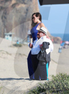 PEOPLE - Ein ungleiches Paar: Chuy Bravo und Yentiza Munoz für '138 Water' am Beach von Malibu